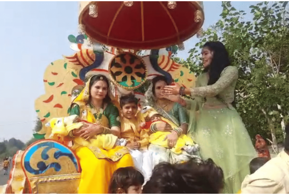 Dhar: Celebrations taken out in the joy of the birth of twin daughters, save the daughter, the message given to bring the daughters home with happiness