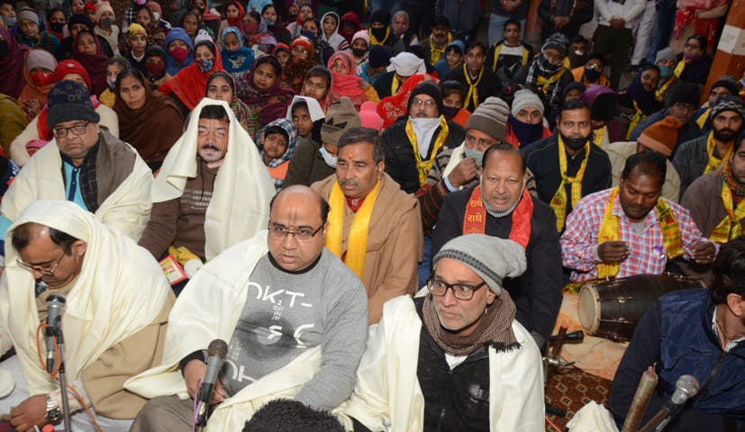 Devotees dance on the hymns of Thakur ji