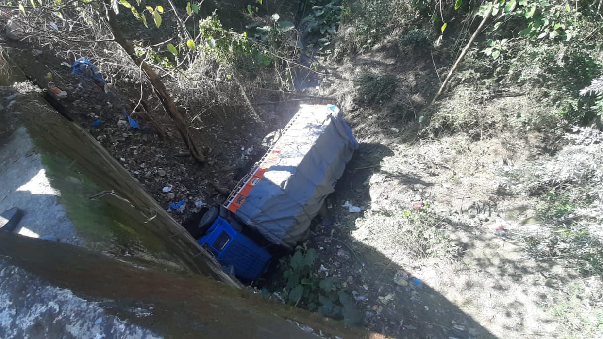 Truck falls into a ditch after a hit with a car on Hamirpur bypass road