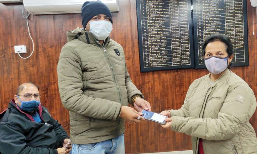 Surveillance team recovered 20 lost mobiles