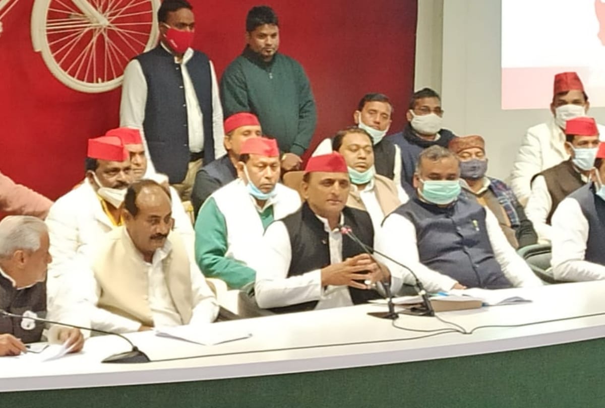 Dara Singh Chauhan joins Samajwadi party.