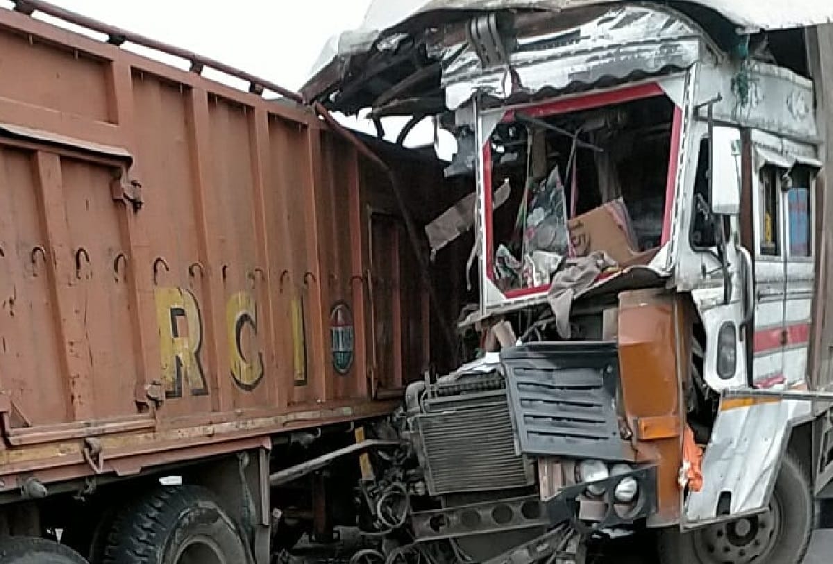road accident in Jhansi father son died in truck and container collision