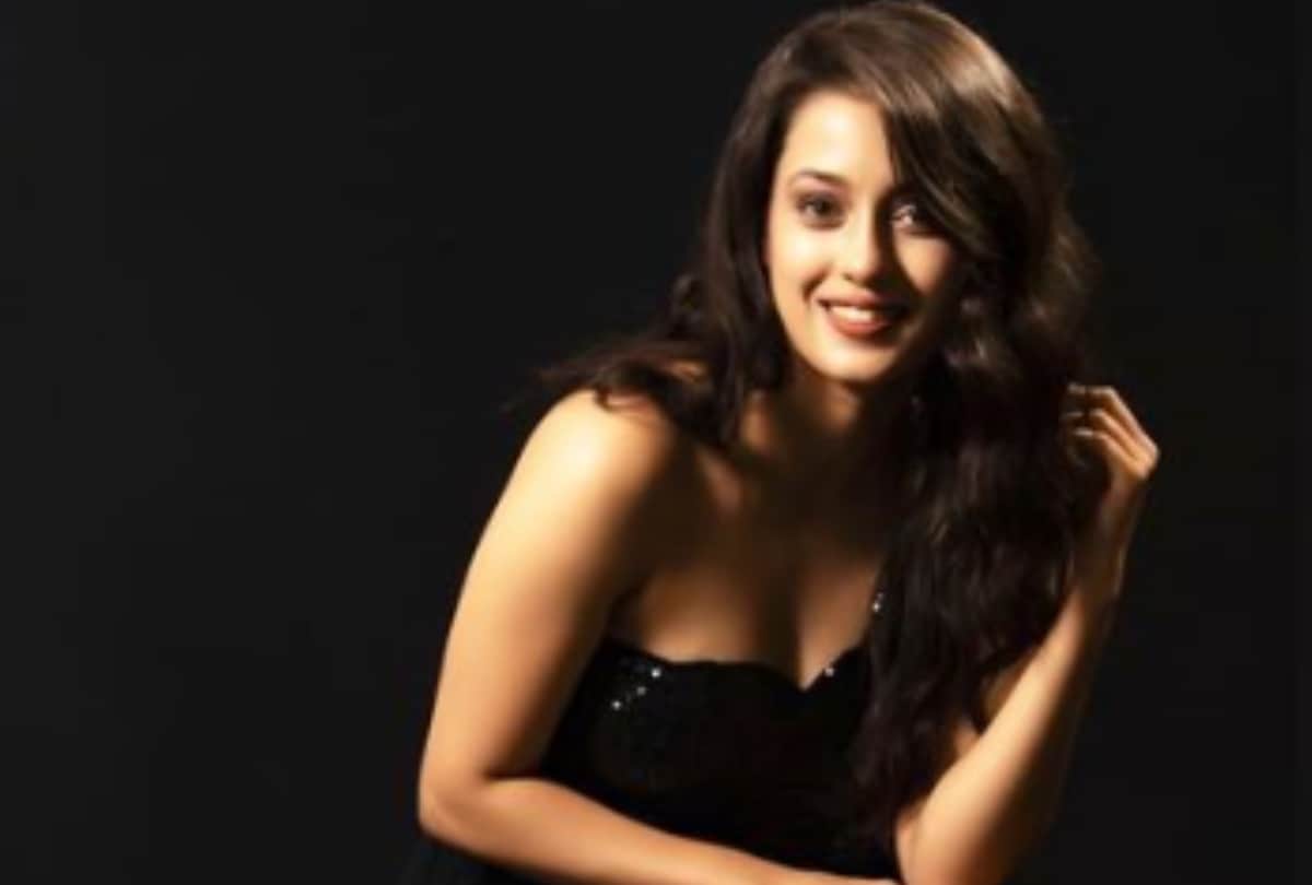 agneepath movie actress kanika tiwari has became glamorous see photos