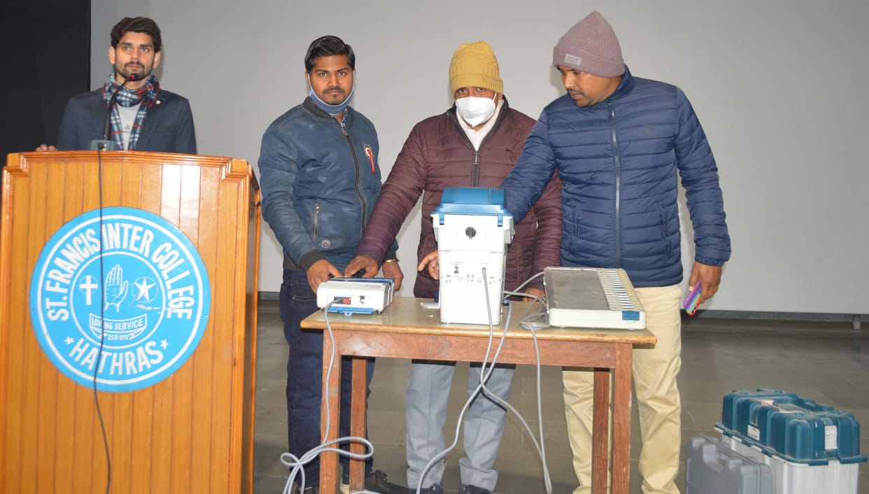 Hathras: Practice of operation of EVM, VVPAT by 140 master trainers