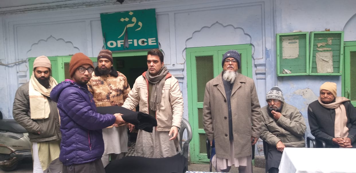 Distribute blankets to poor and helpless people