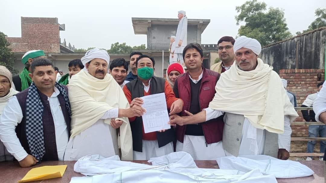 Tikait gave a symbol to Balyan at Kisan Bhawan