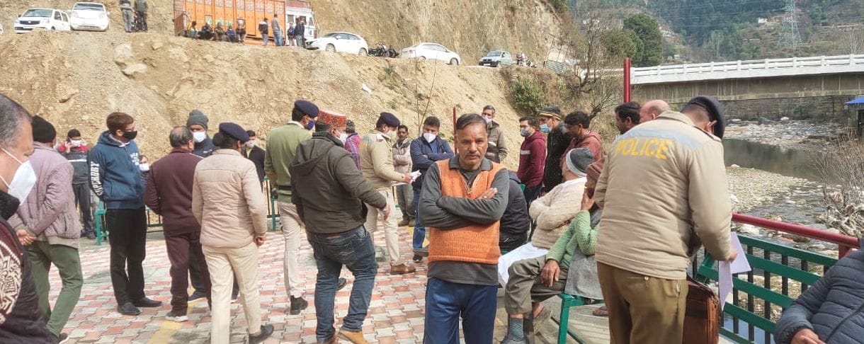Police took away the dead body of the woman who committed suicide