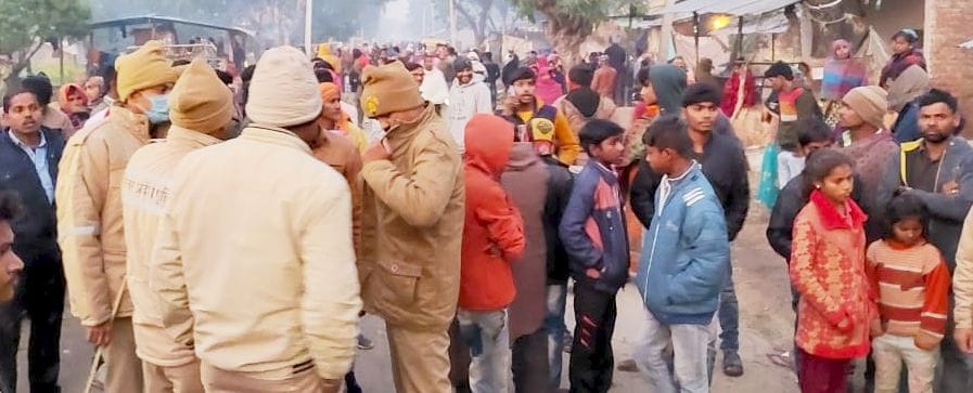 fathepur news,Car hit four people, old woman dies
