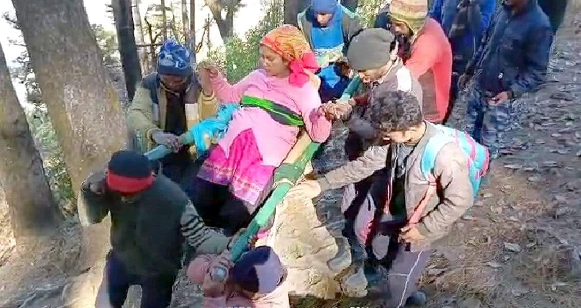 The pregnant was brought to the road with the help of a stick for seven km