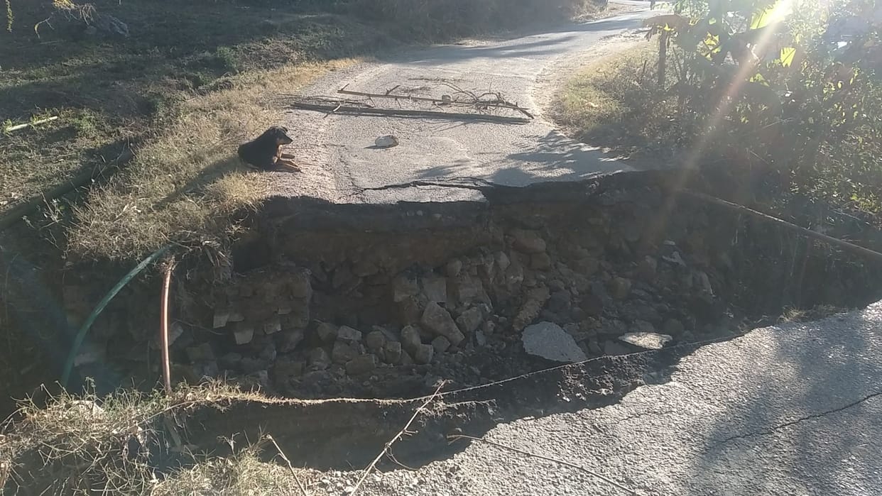 smal bridge clasped, road closed
