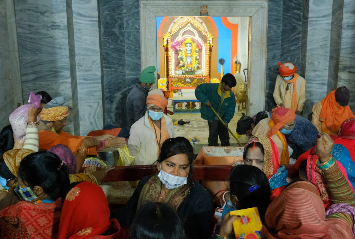 Makar Sankranti Lakhs of devotees offer khichdi of faith to Baba Gorakhnath gorakhpur