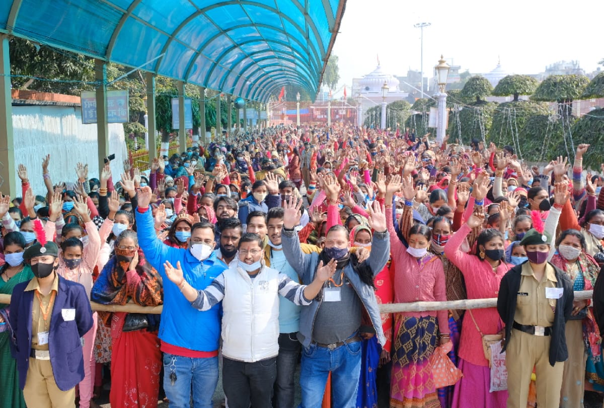 Makar Sankranti Lakhs of devotees offer khichdi of faith to Baba Gorakhnath gorakhpur