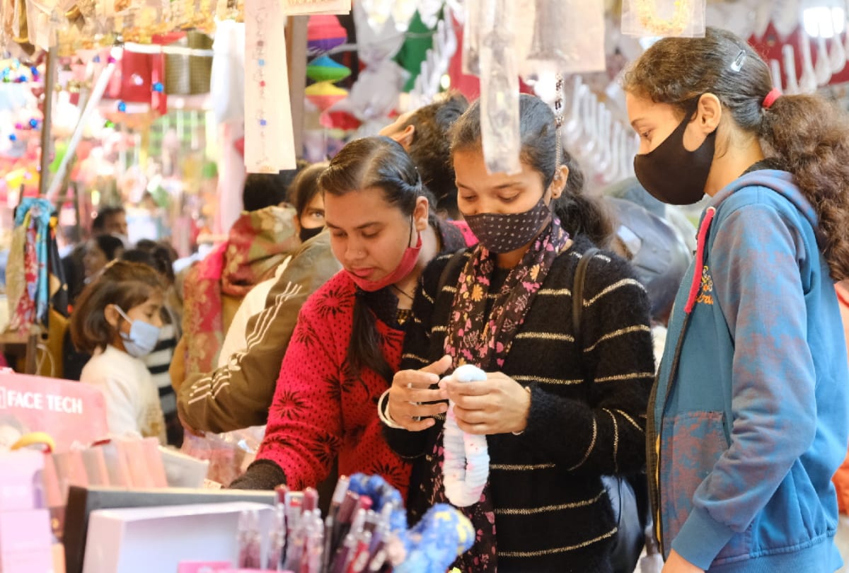 Makar Sankranti Lakhs of devotees offer khichdi of faith to Baba Gorakhnath gorakhpur