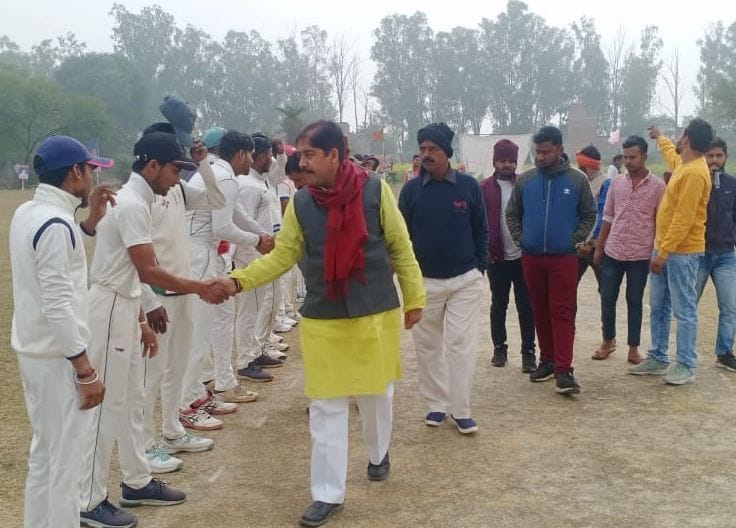 Mau in the quarter final after defeating Meerut in a cricket match