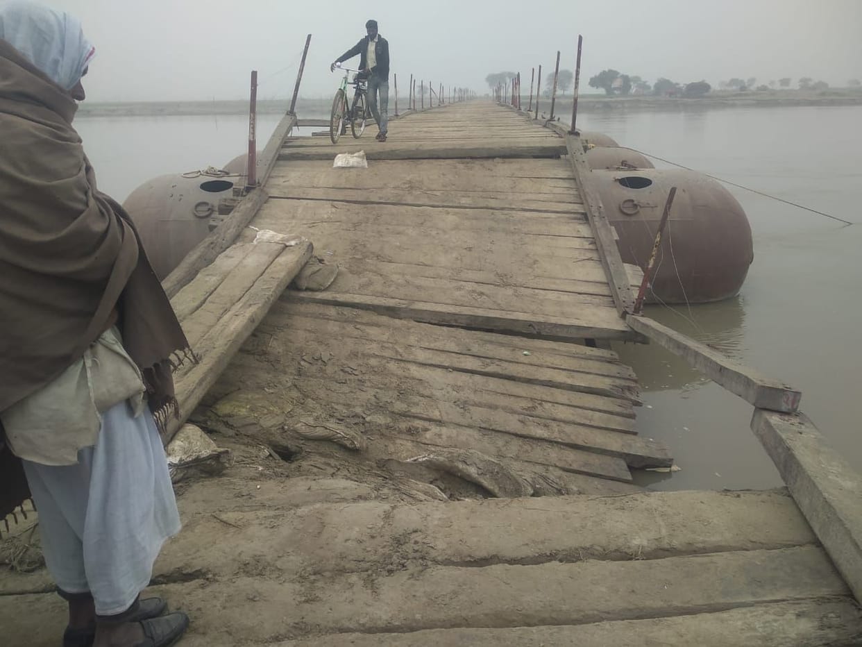 Pantoon bridge at Haidalpur Ghat broken, people upset