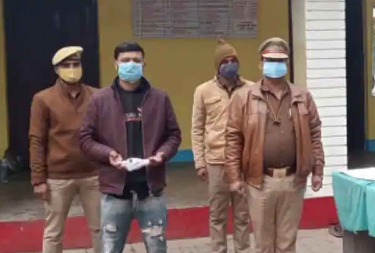 Jalaun: Cake was cut with a gun, then fed a friend on a hose, video went viral, one arrested
