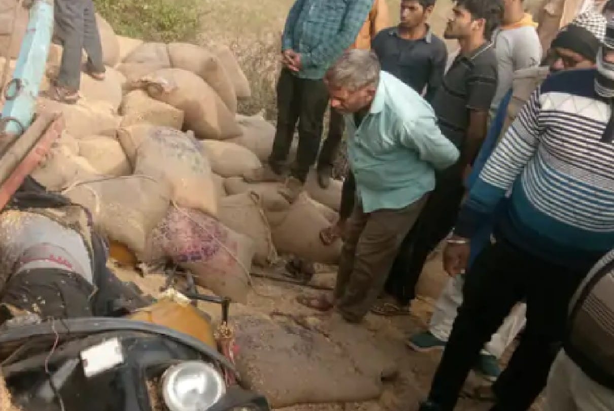 Big accident near Satna: Truck full of paddy overturned on auto on Amarpatan road, four died on the spot, three of same family
