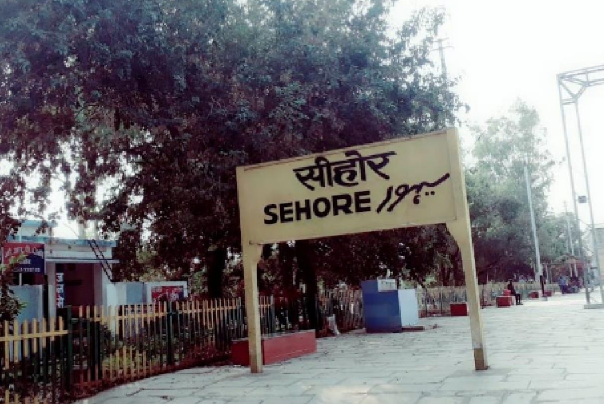 Sehore: After two and a half years, Panchveli Express train stopped at the station, the citizens welcomed by tying the driver guard clean