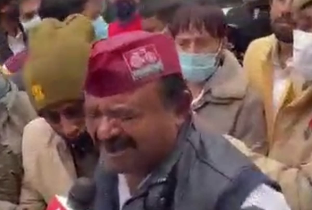 A Samajwadi Party activist tried to self immolate near party office in Lucknow.