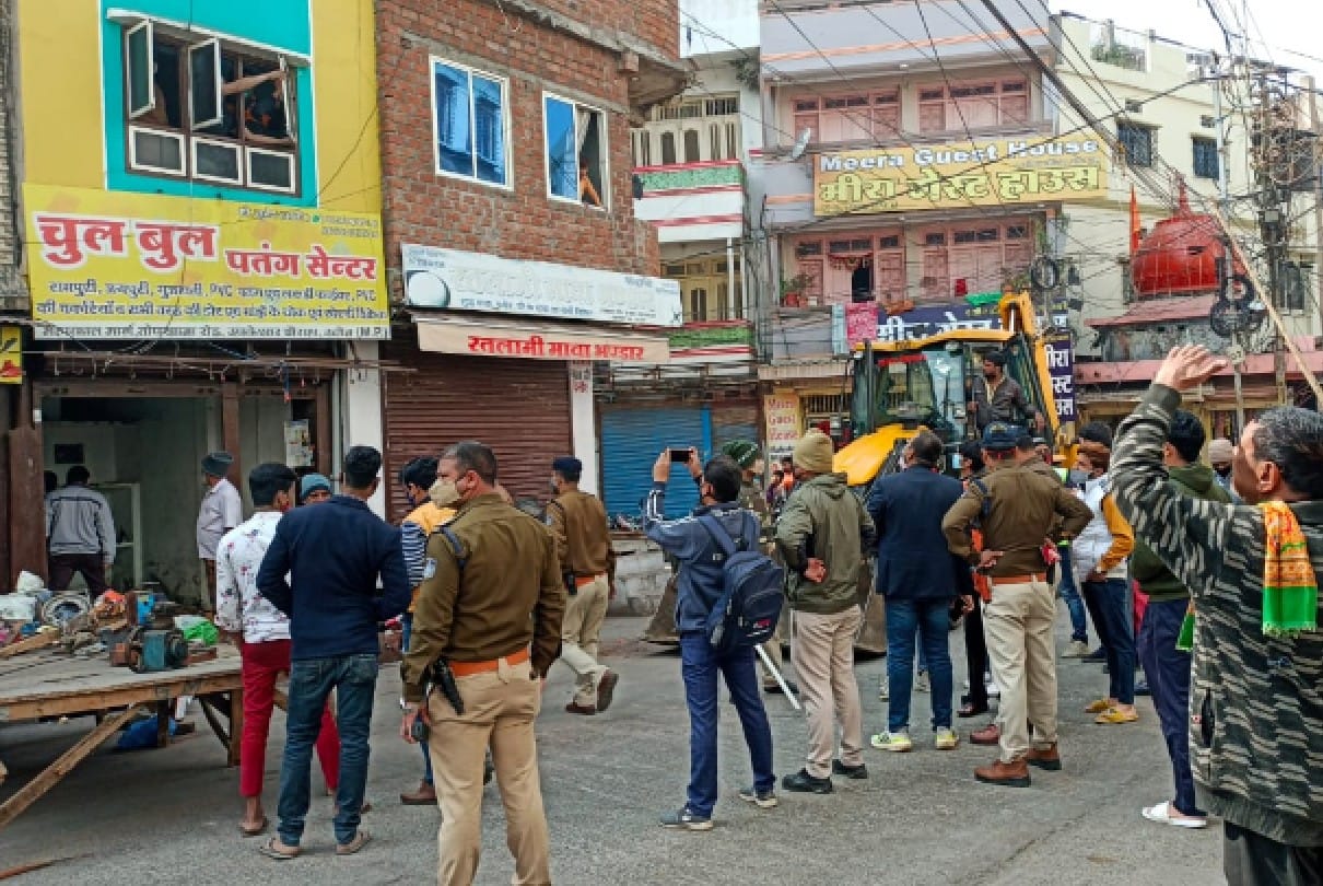 In action mode in Ujjain administration: The house of a kite seller selling Chinese manjha was demolished, a day before the girl died due to throat slit