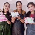 अपने बनाए केक के साथ उद्यमी युवतियां