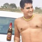 ऑडी कार के पास खड़ा आरोपी राजेश