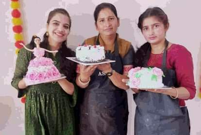 अपने बनाए केक के साथ उद्यमी युवतियां