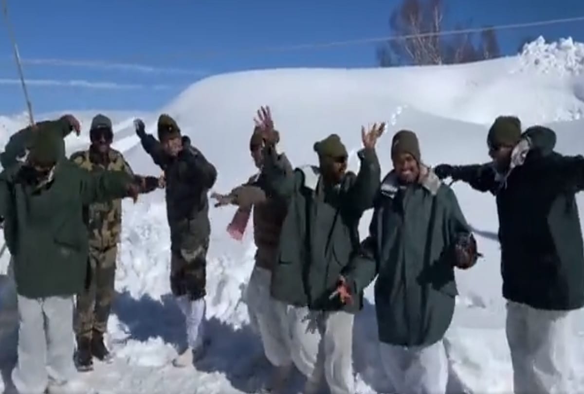 Bihu dance of soldiers amid heavy snowfall on Indo-Pak border