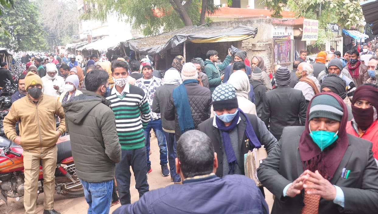 Ban on entry of litigants in courts