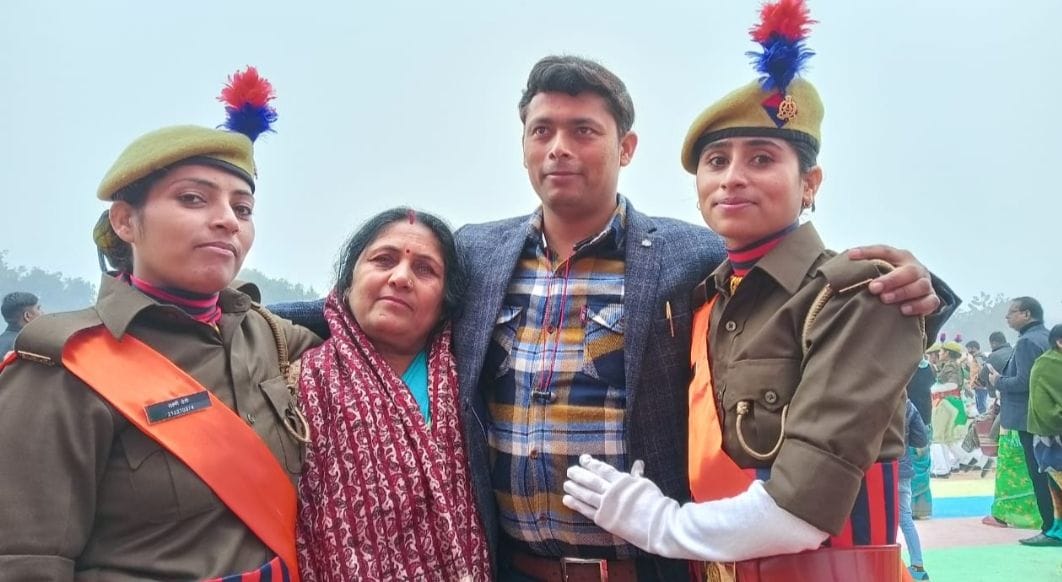 Kanpur Dehat : Two daughters of newspaper distributor became soldiers after completing training