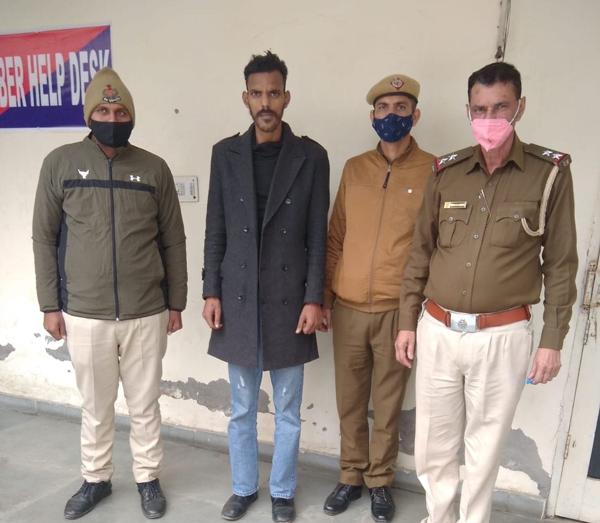 People caught youth collecting identity cards to give benefits of government schemes