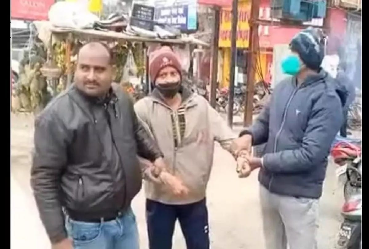 Rewa: Patwari was taking bribe in the road, Lokayukta caught red handed