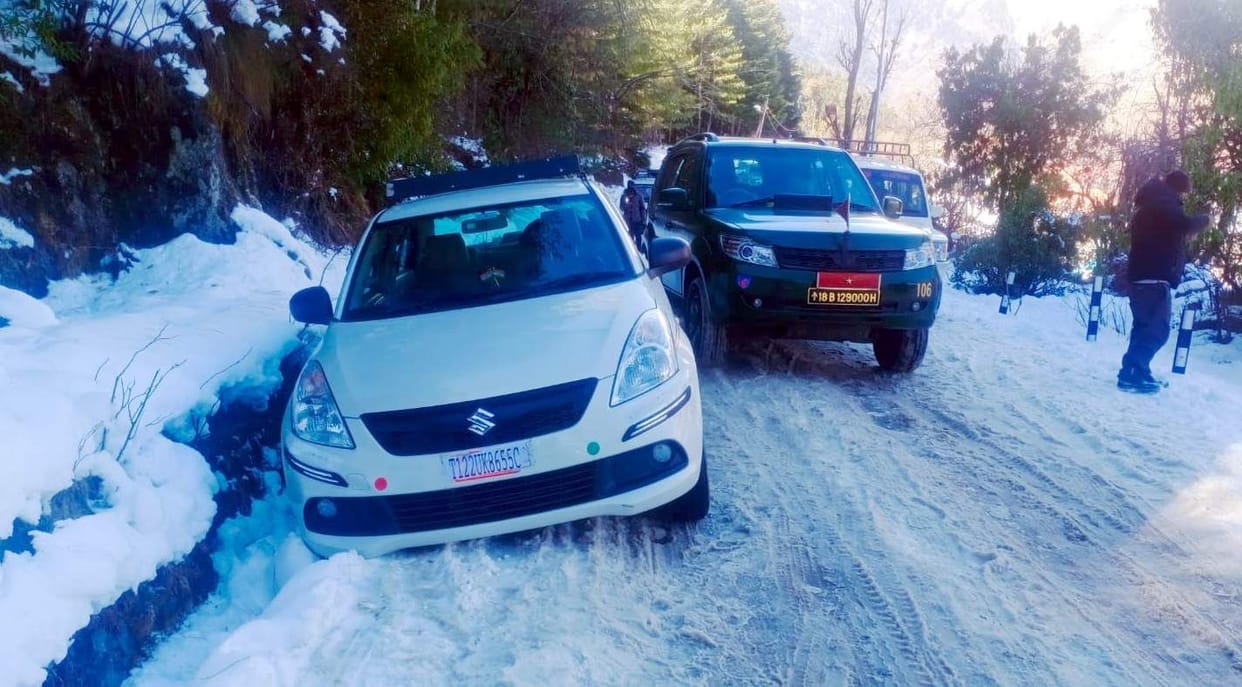 Gopeshwar: No snow is removed from Auli road, nor are there any security arrangements, vehicles of tourists slipping, jammed