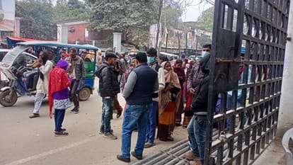 न्यायालय में प्रवेश न दिए जाने से गेट के बाहर मौजूद वादकारी। संवाद