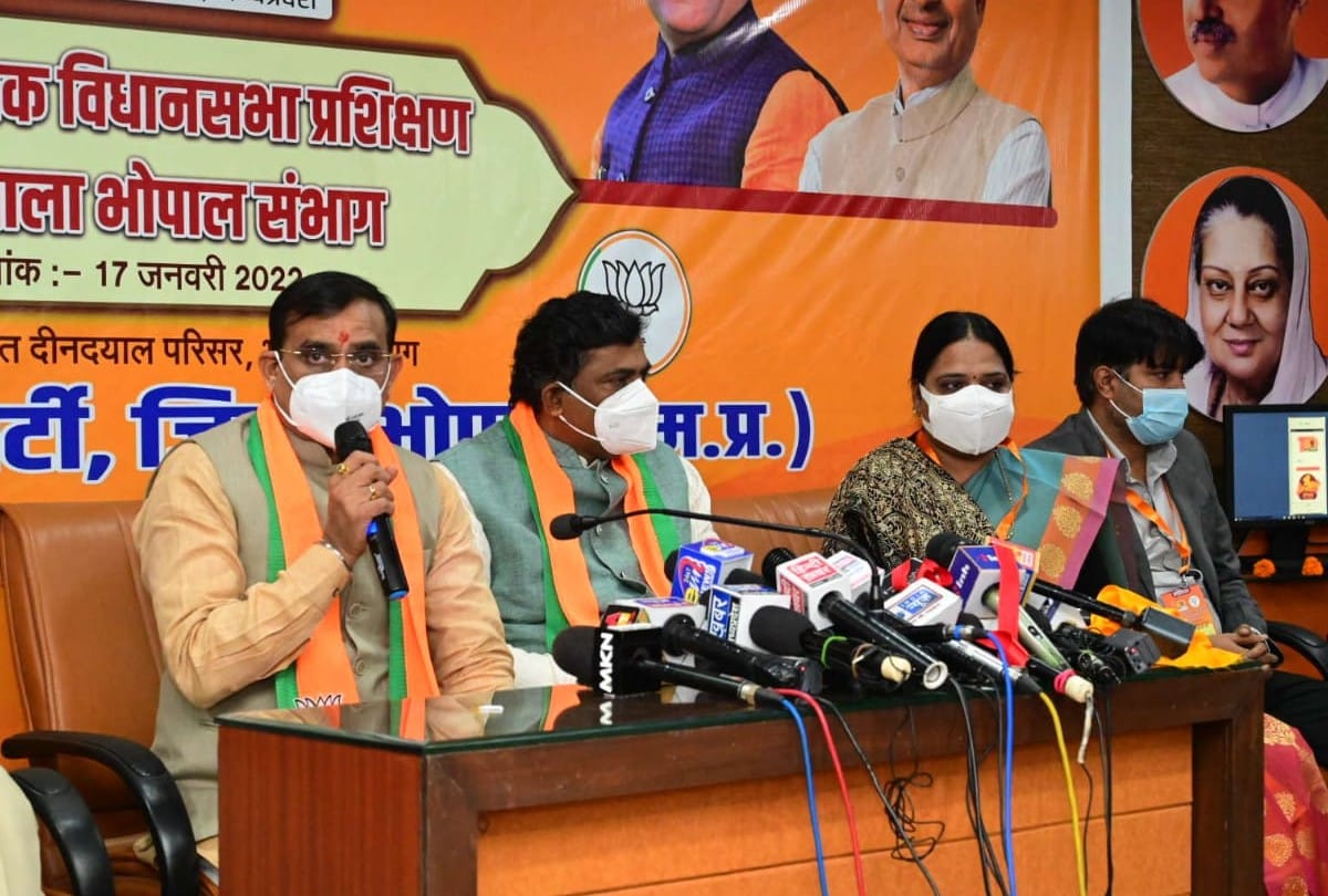 Sharma's reply to Priyanka Gandhi: Madhya Pradesh BJP's new mantra - if there is a girl, she can read