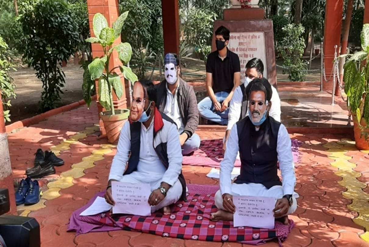 Indore: YuC leaders sitting on fast wearing masks of Corona positive ministers, demand for online examination