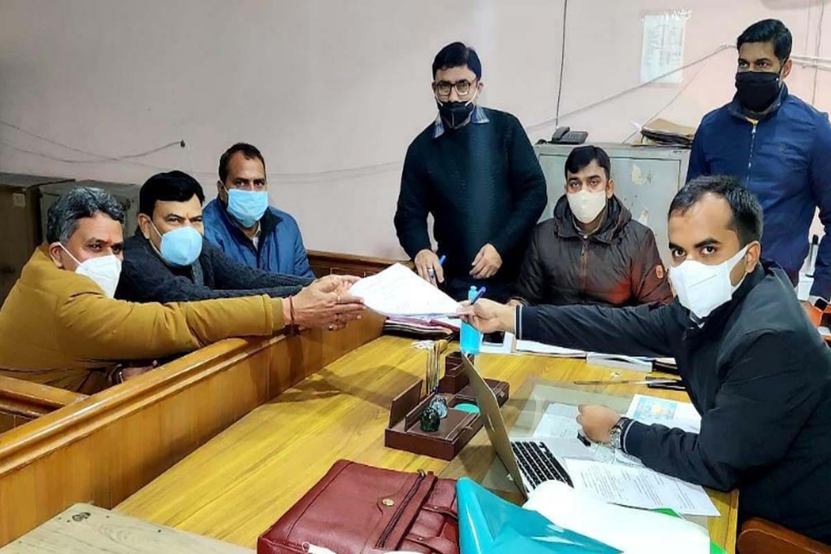 UP Election 2022: Pankaj Malik files nomination from Charthawal seat, BJP candidate KP Malik from Baraut