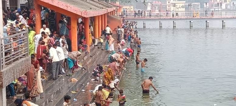 Devotees took bath in the Ganges on Paushi Purnima, cheered