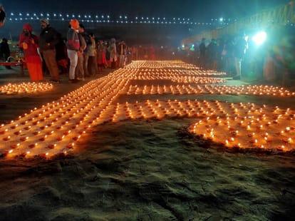 पांचालघाट स्थित रामनगरिया में दीपकों से सजा गंगा तट। संवाद