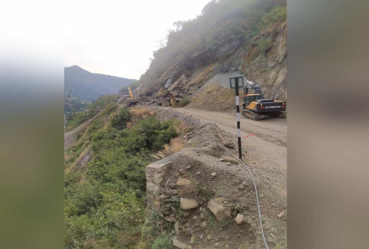 accident in Himachal: Three died due to landslide on Paonta Sahib Shilai National Highway