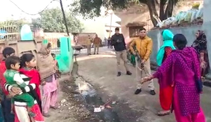 cop showed rifal to women