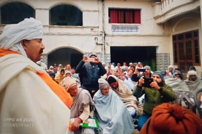 पंचायत में बोलते चौधरी नरेश टिकैत।