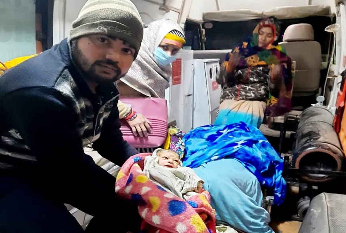 Delivery done in ambulance: staff stopped the car on the way, safe delivery