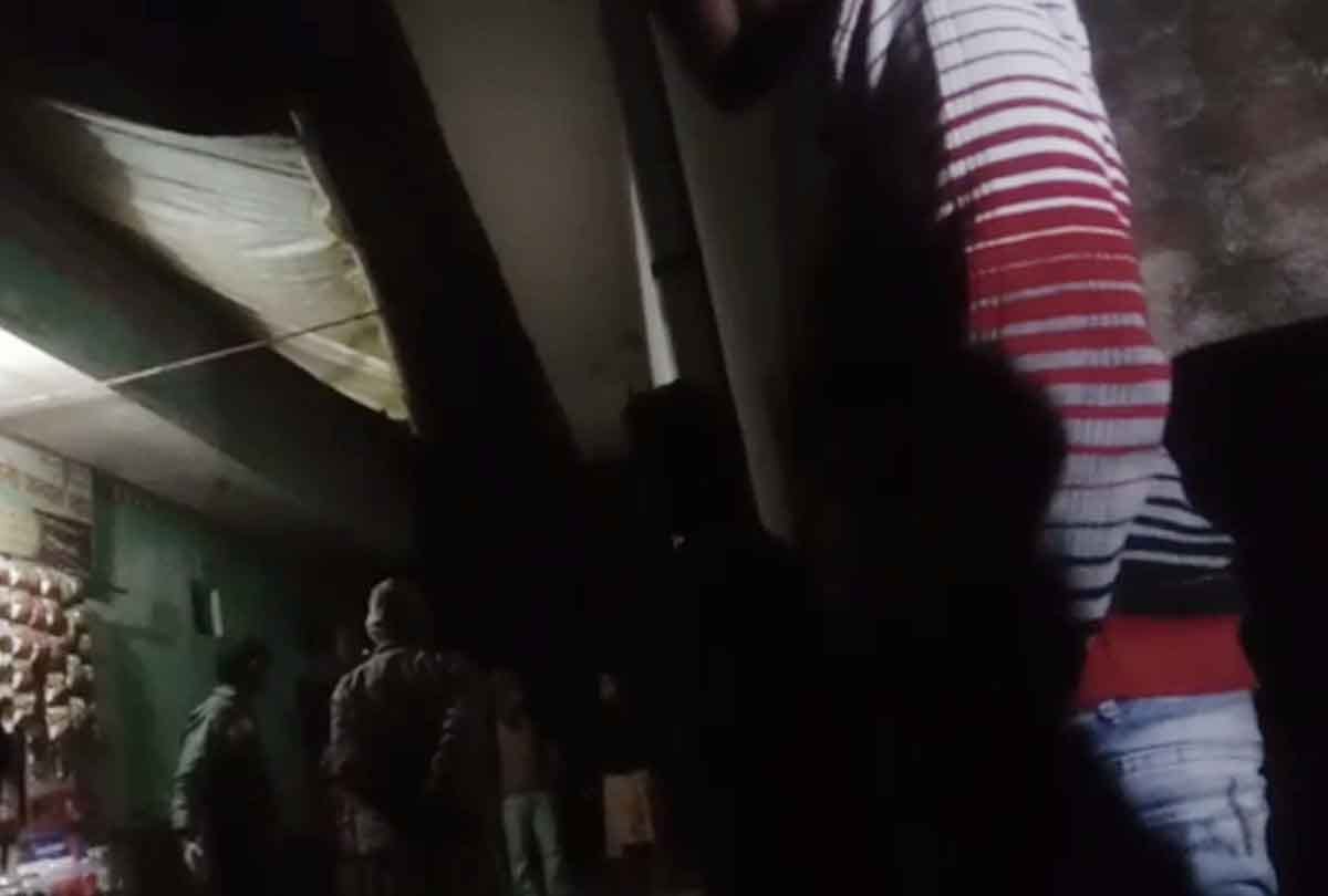 Elections in UP: Dabangs threaten women head, said if Akhilesh government comes, they will dig houses and build a pond