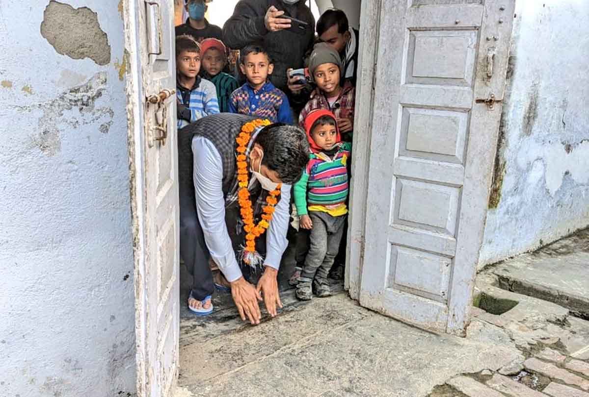 Aseem Arun reached Kannauj by joining BJP: kissed the forefathers dehri, made the election debut