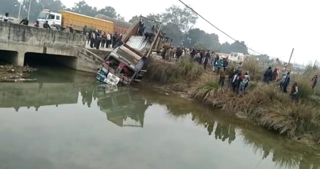Uncontrolled truck overturns in canal on highway, driver dies, clerk serious