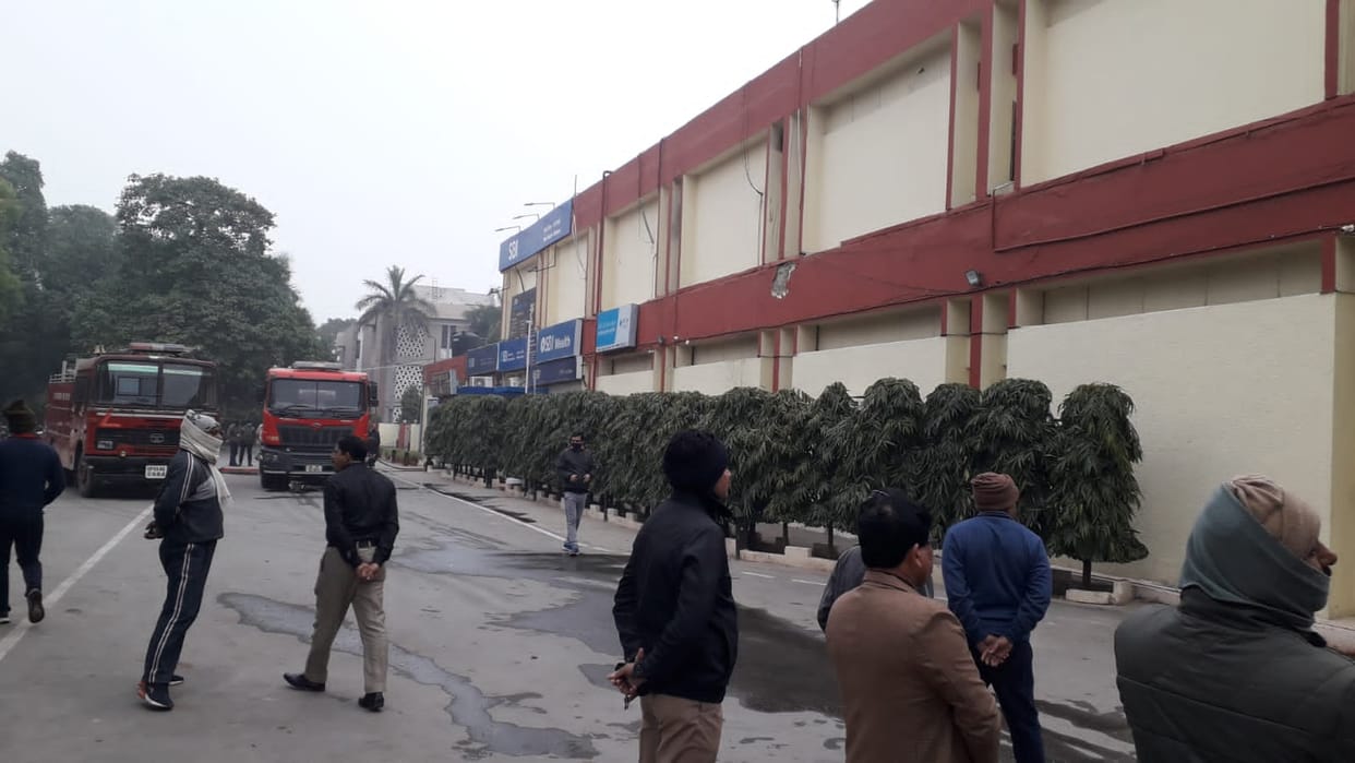 fire broken out in sbi main branch varanasi  many important items burnt to ashes