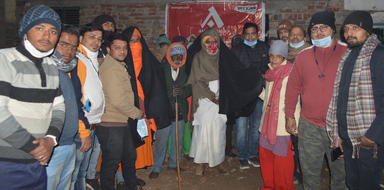 Hathras: The needy felt relief after getting blankets in the cold wave