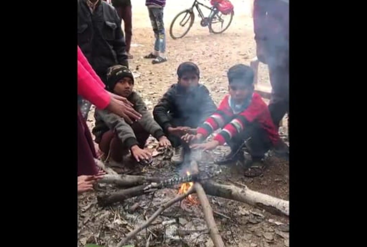 Chhatarpur: Government school opened in Nagaon without orders of the government, children are being called to teach in the freezing cold