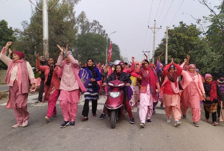 Anganwadi workers demonstrated outside the residence of Power Minister in Sirsa of Haryana